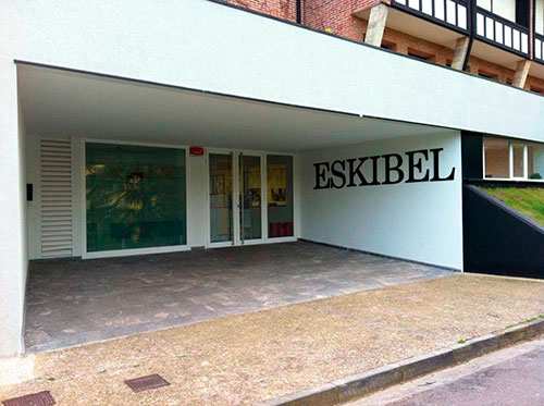 Fachada del Colegio Eskibel en Donostia - San Sebastián.